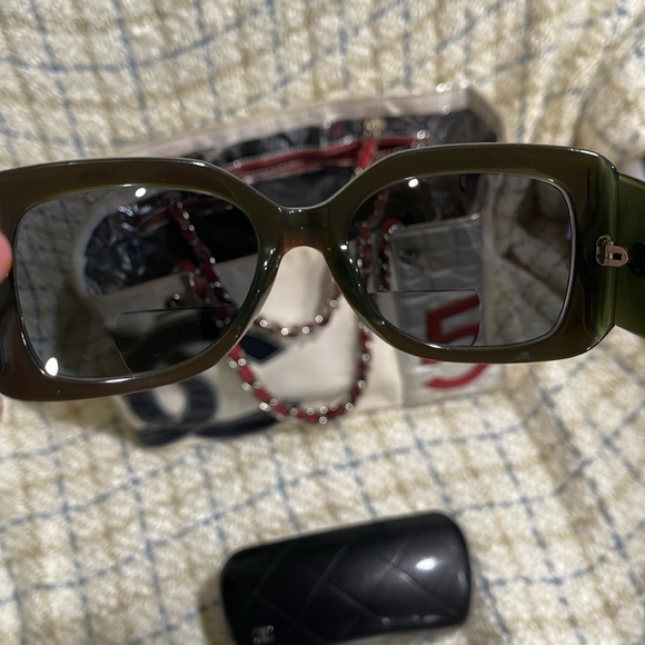 Authentic Vintage Chanel - Picture 5 of 9